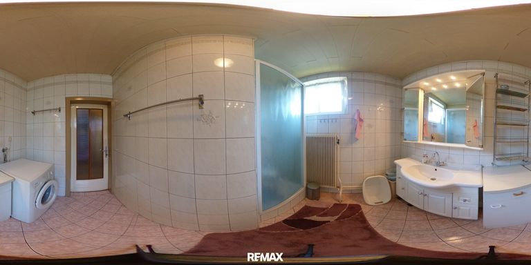 Badezimmer mit Dusche und Waschmaschine
