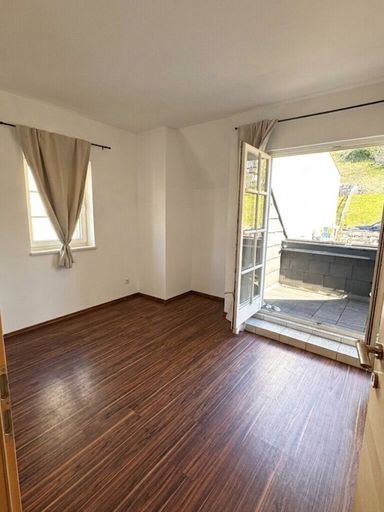Schlafzimmer 1 mit Blick auf Loggia