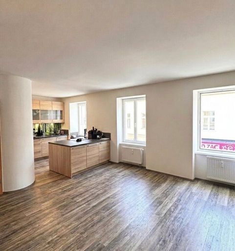 Wohnzimmer mit Blick in Küche