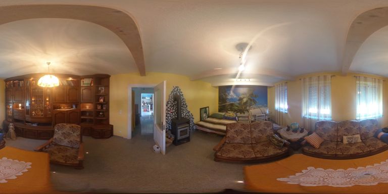 Wohnzimmer Haus vorne geschl Rollo
