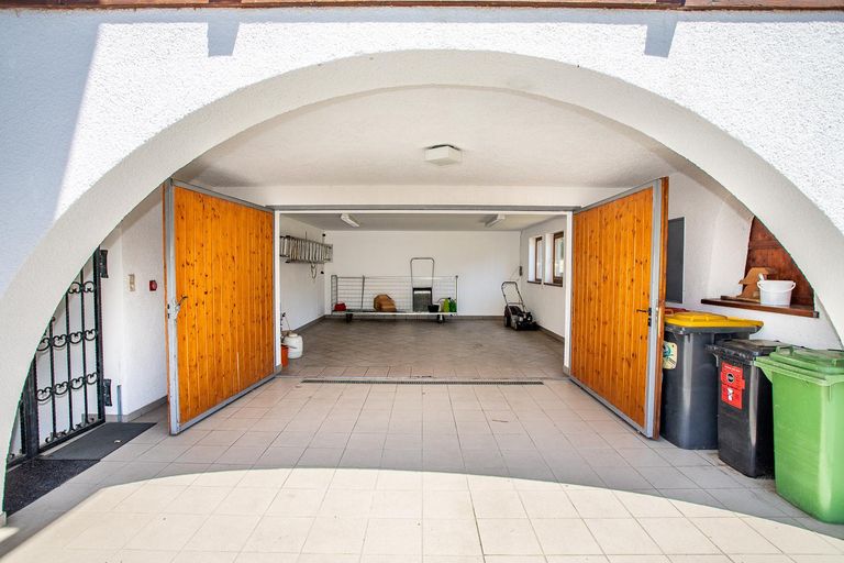 Garage samt Einfahrt