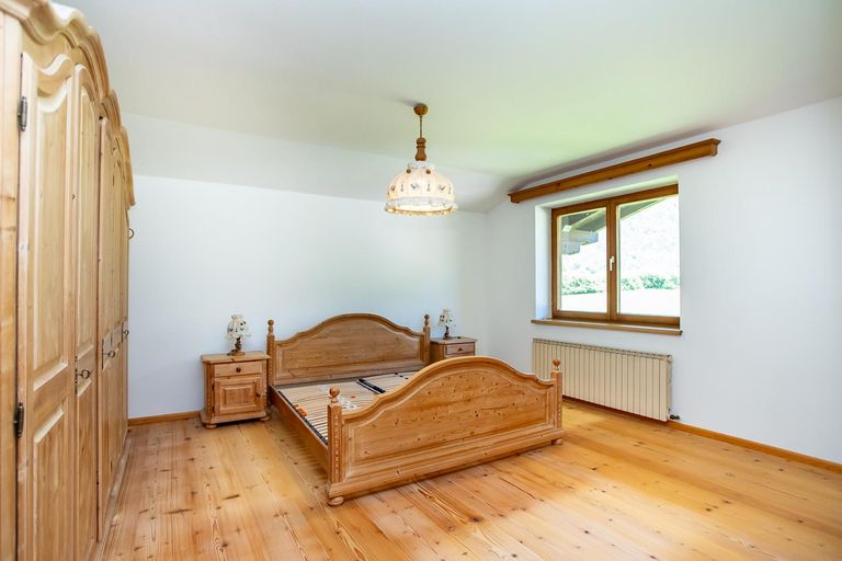 Schlafzimmer 2 Obergeschoss mit Zugang zum Bad 2