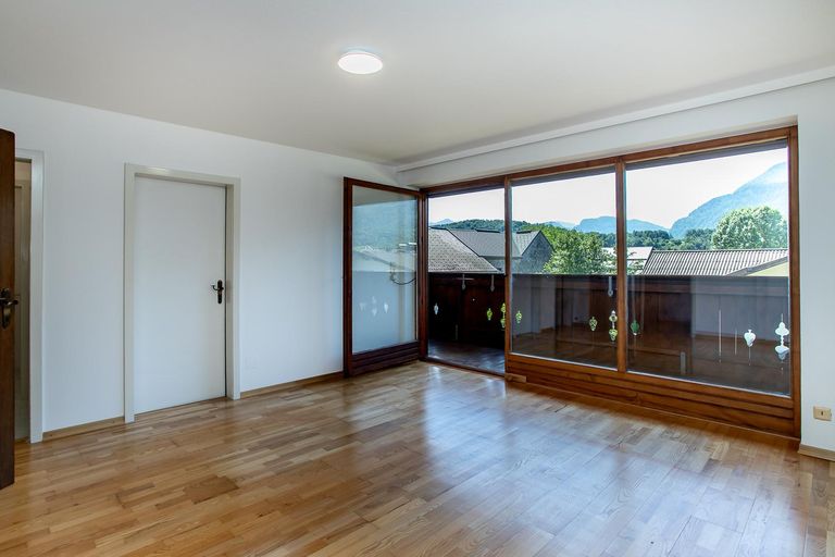 Schlafzimmer 1 mit Balkon und Zugang zum Bad 1 im