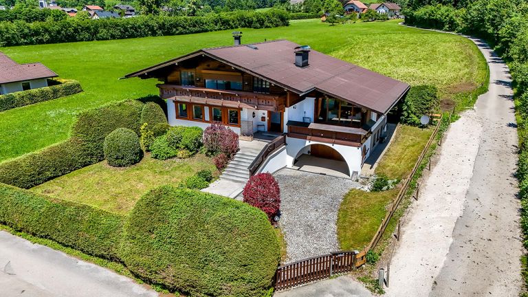 Aussenansicht Haus samt Garten und Zufahrt