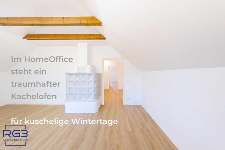 Homeoffice im Dachgeschoss mit Kachelofen, Holzbalken und gemütlicher Wohnatmosphäre