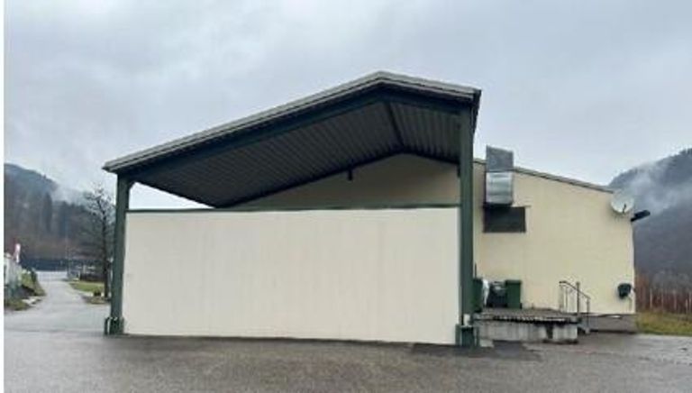 Lagerhalle mit Flugdach und Rampe