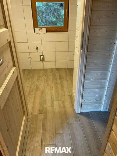 Badezimmer mit Platz für Waschmaschine