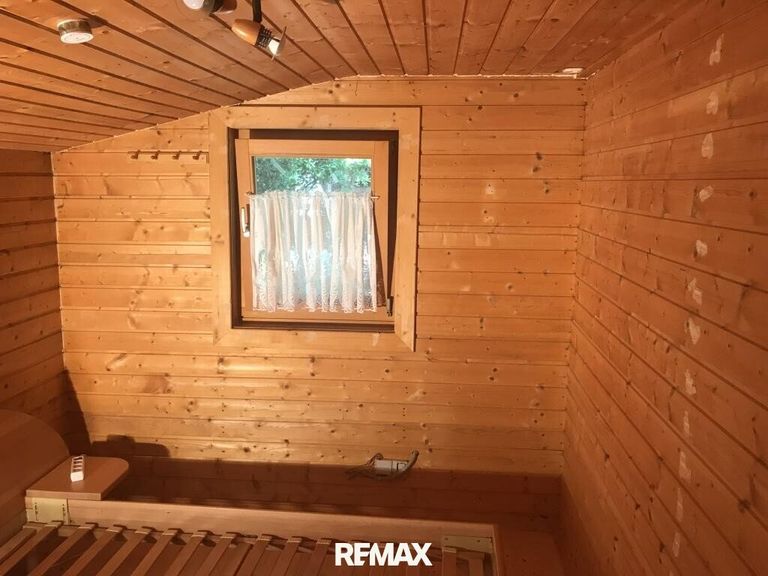 Schlafzimmer mit Blick in den Garten