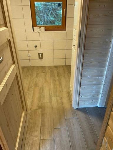 Badezimmer mit Platz für Waschmaschine