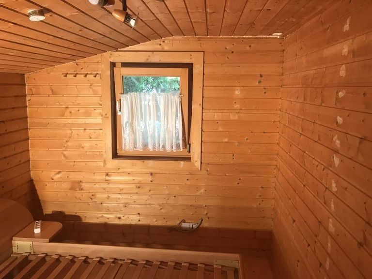 Schlafzimmer mit Blick in den Garten