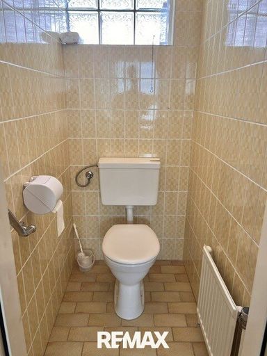 separates WC