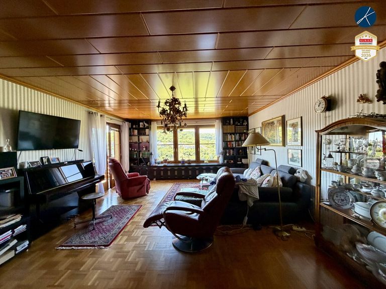 Geräumiges Wohnzimmer