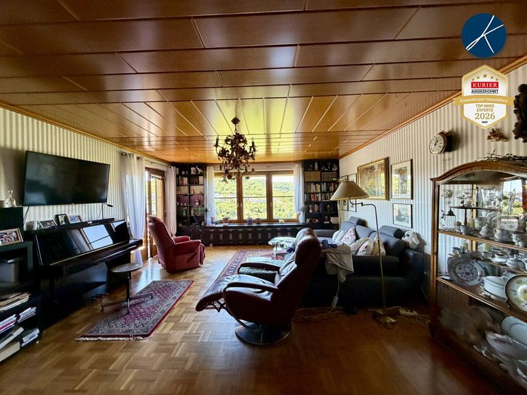 Geräumiges Wohnzimmer