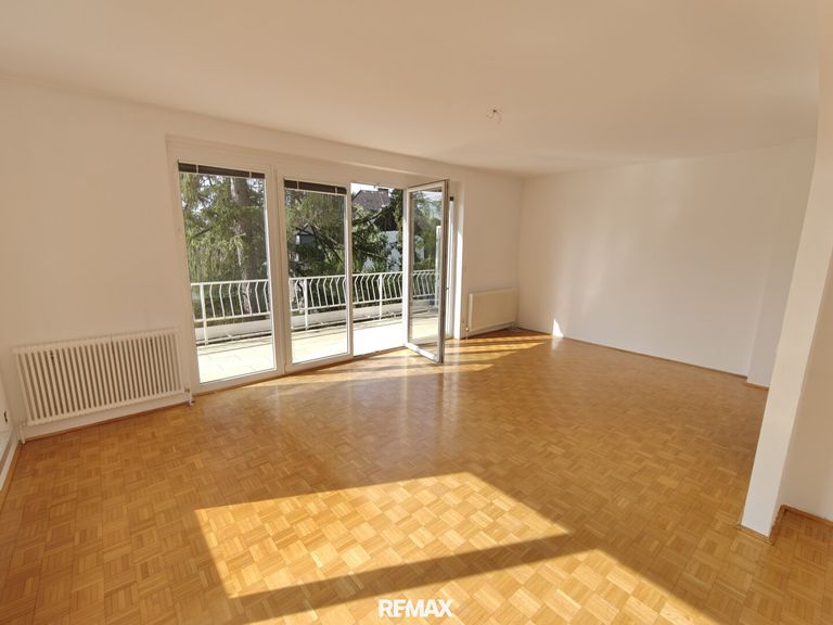 großes helles Wohnzimmer