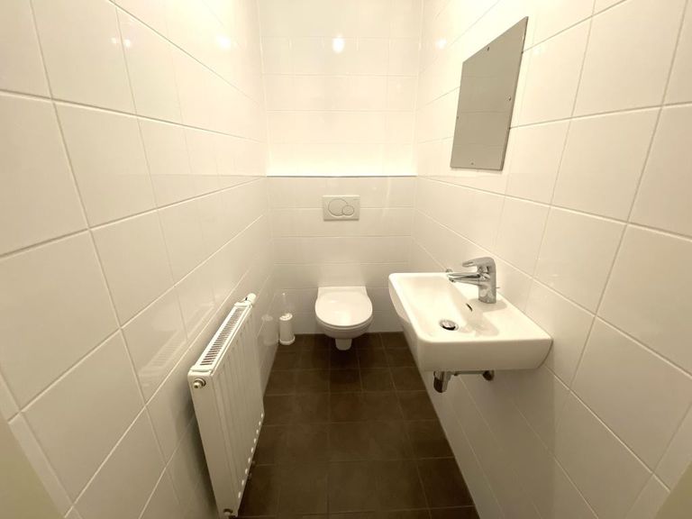 WC mit Waschbecken