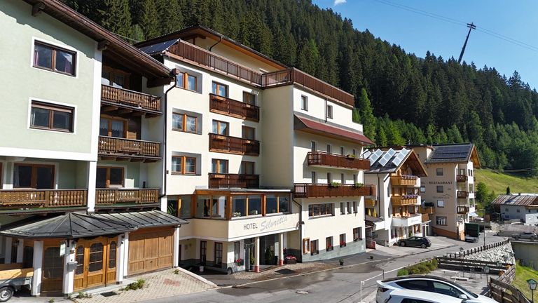 Kappl - Hotel - Drohnenansicht vorne