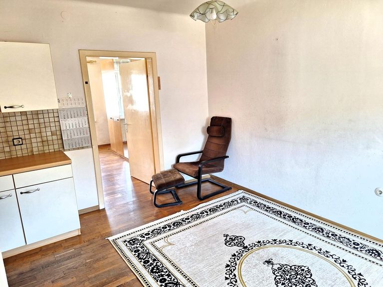 Essbereich mit Blick ins Schlafzimmer