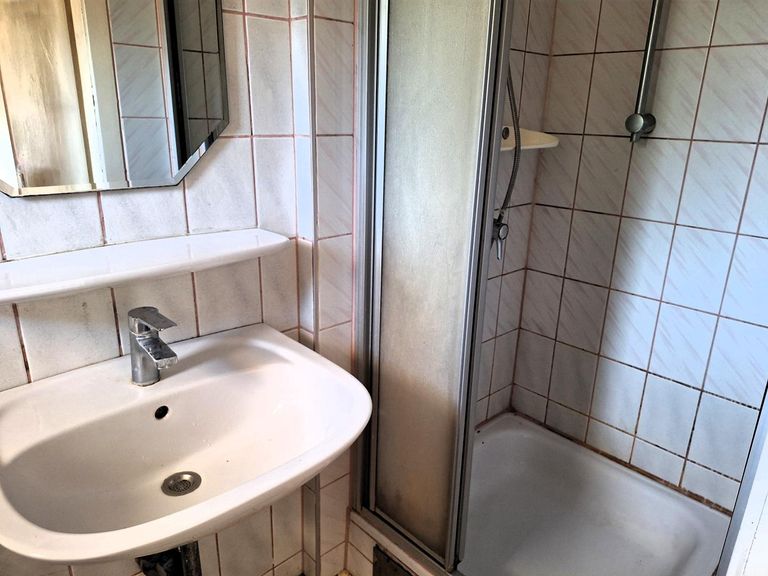 Bad mit Dusche und Fenster