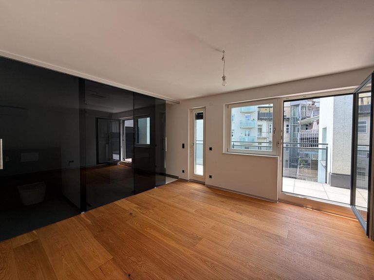 Blick vom Hauptbadezimmer auf Balkon