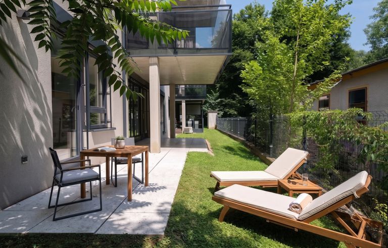 Terrasse mit Garten