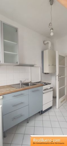 Einbauküche mit Platz für eine kleinen Essbereich