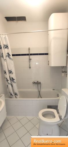 Badezimmer mit Wanne, Handwaschbecken und Toilette