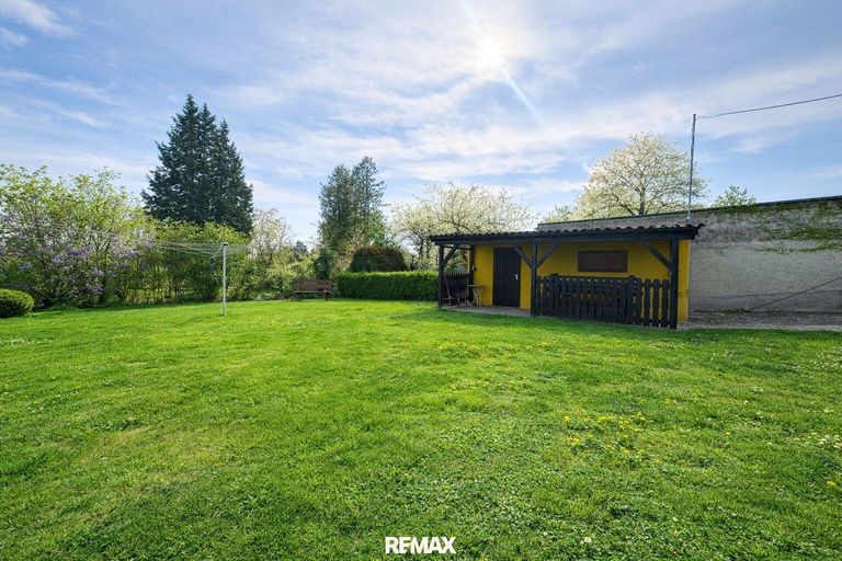Gartengrundstück mit Garage und Laube (optional)