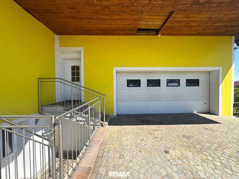 Hauseingang mit Garageneinfahrt