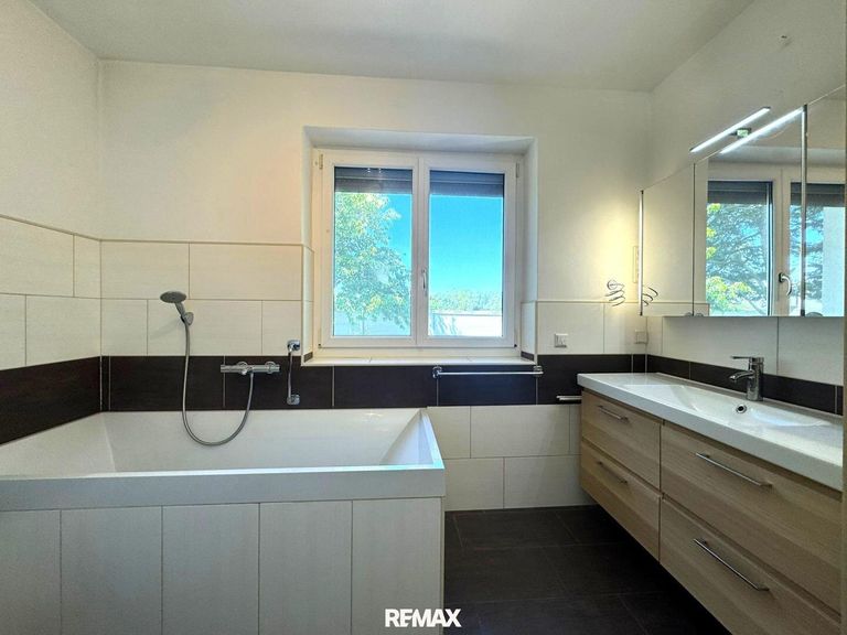 Badezimmer mit Badewanne