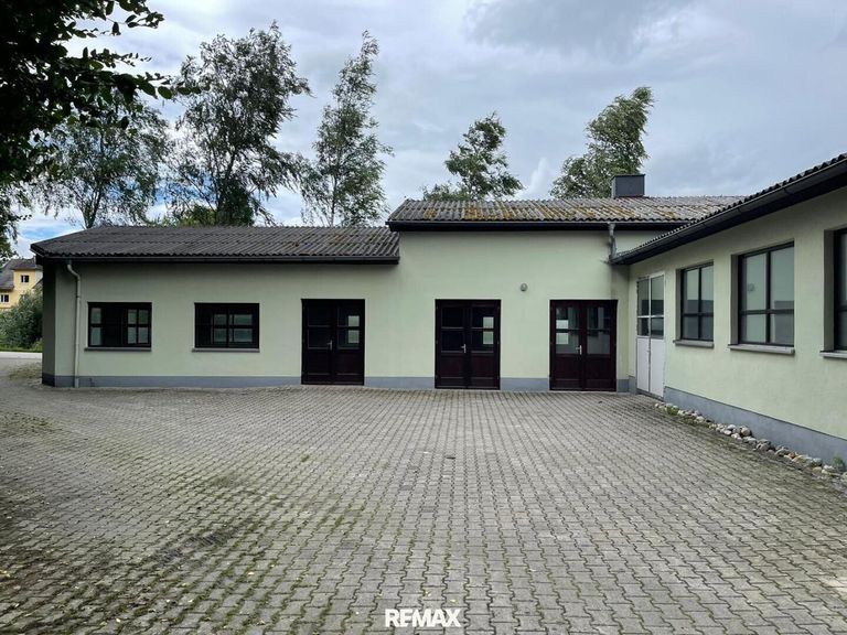 Vorplatz Innenhof - Anlieferseite