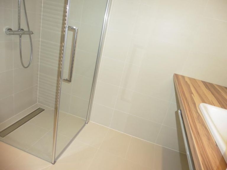 super schickes Bad mit Dusche