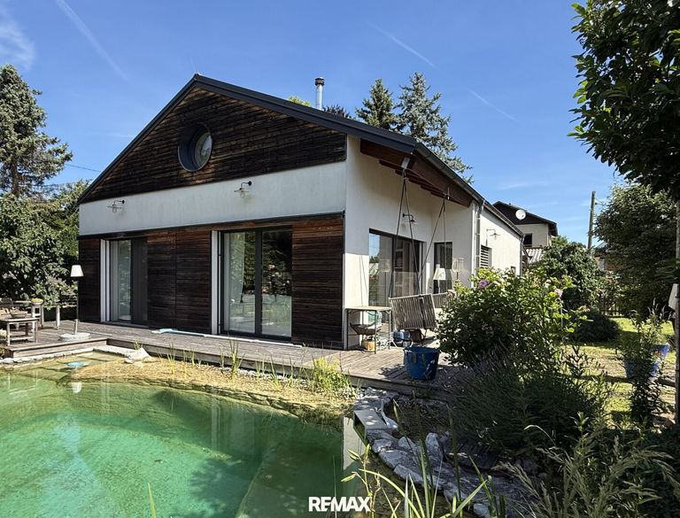 Naturpool mit Haus