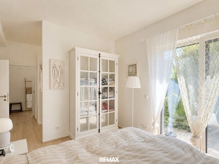 Schlafzimmer mit Garderobe und Badezimmer