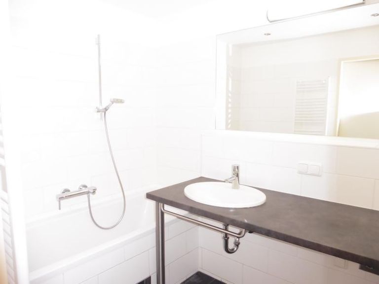 schickes Bad mit Wanne und Handtuchtrockner