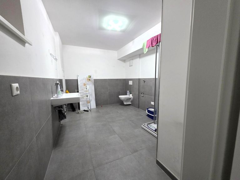 Badezimmer mit Dusche