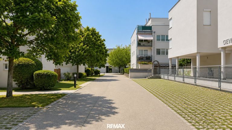 Außenbereich Einfahrt und Eingang zu Stiegen