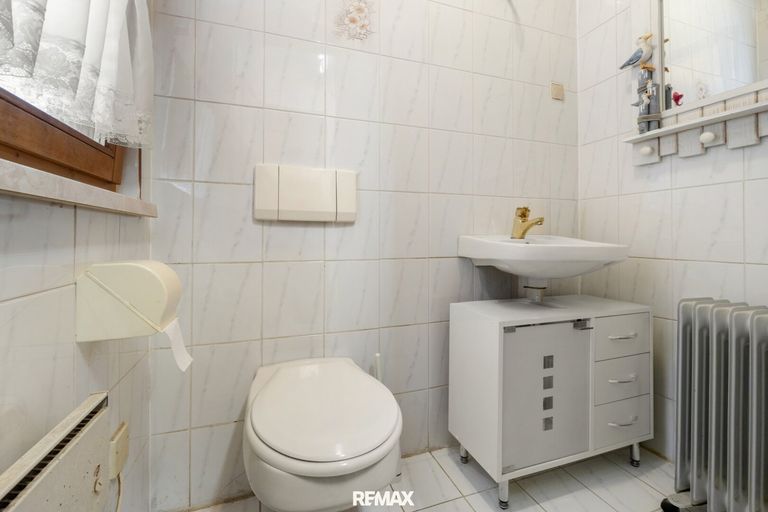 separates WC
