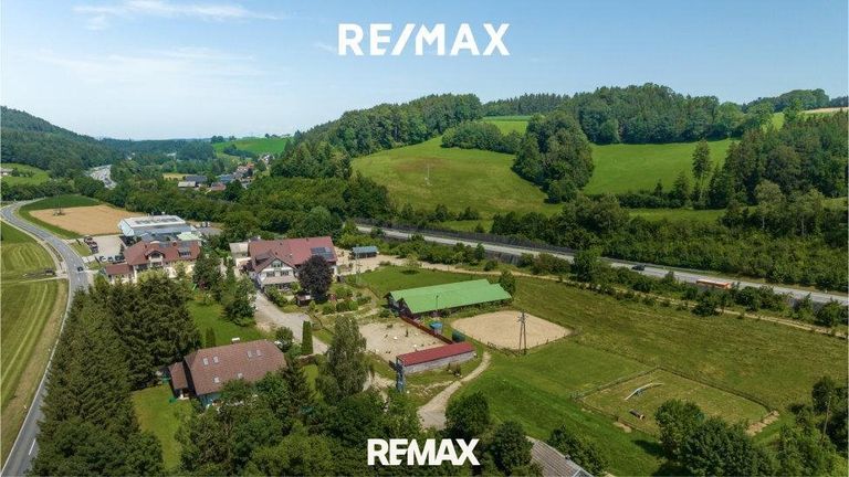 Ansicht 1 Grundstück mit Reitplatz