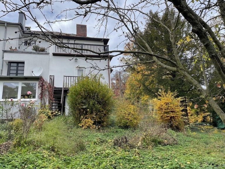 Hausansicht mit Garten