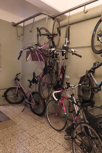 Fahrradabstellraum vor Garage