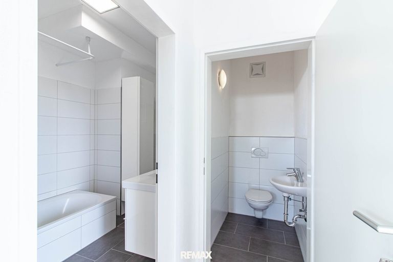separates WC