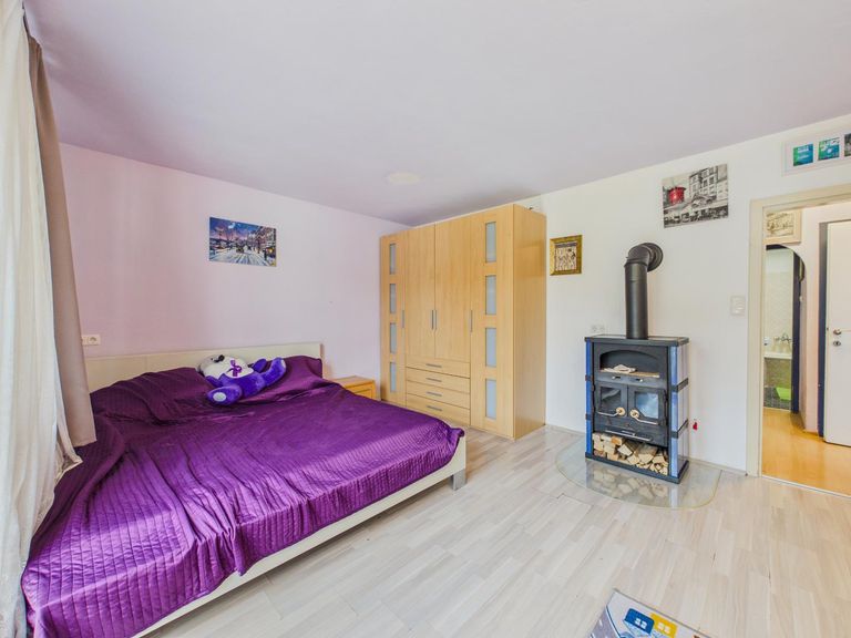 Schlafzimmer 1