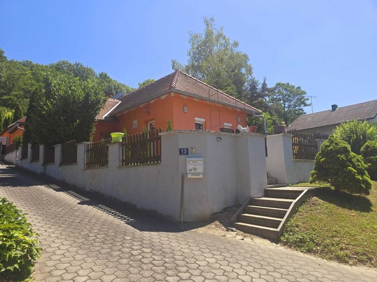 Straßenseite.