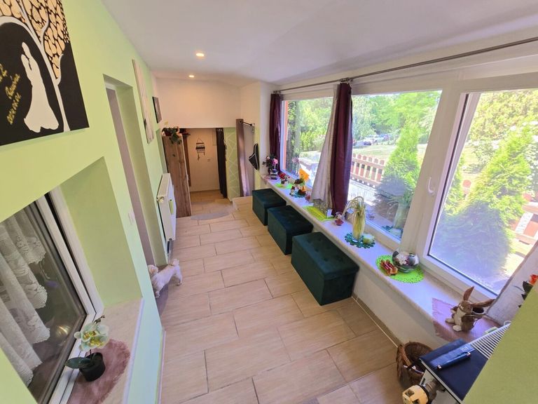 Gang mit Fenster Blick und Zugang  Garten 
