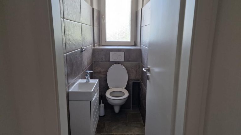 separates WC