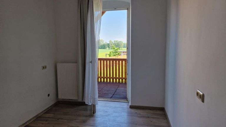 Schlafzimmer mit Ausgang auf  Balkon