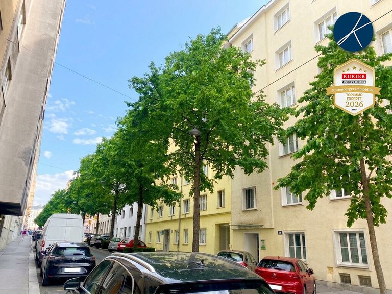 Beruhigte Gasse mit Alleebäumen