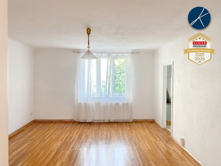 Wohnzimmer mit Eingang zur Küche