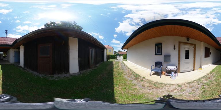 Eingangsbereich und Nebengebäude