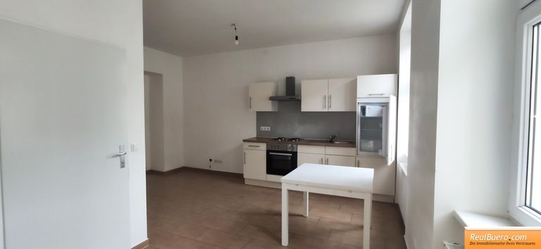 Wohnesszimmer mit Einbauküche